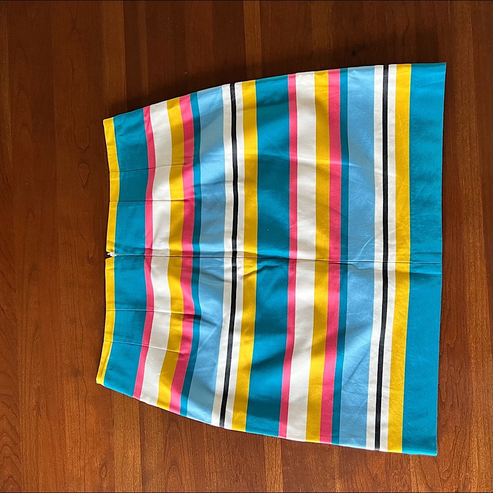 Loft skirt, size 4. Like new. Worn once.